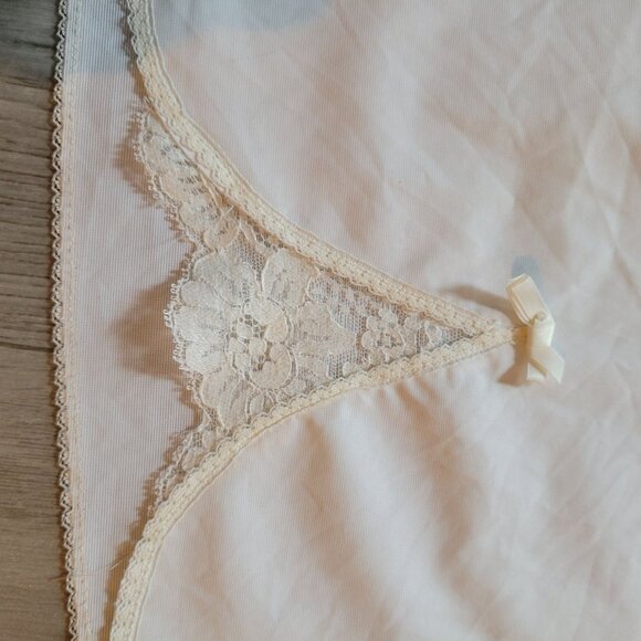 Vintage Warners White Slip Dress 36 W/ Lace Details & Adjustable Straps - Picture 9 of 11